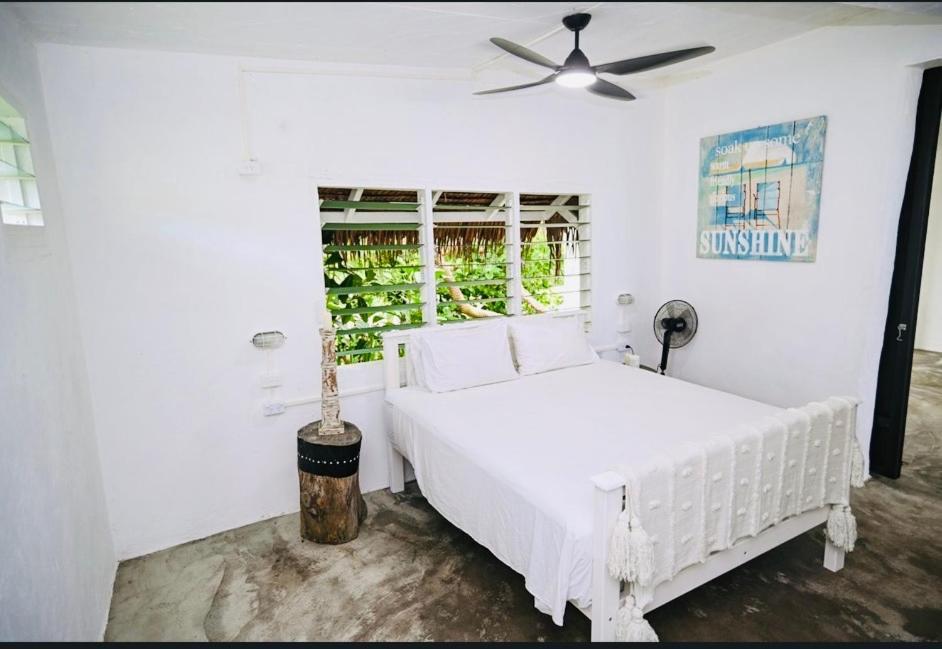 Banana Bay Beach Club Bed and Breakfast Eton Εξωτερικό φωτογραφία