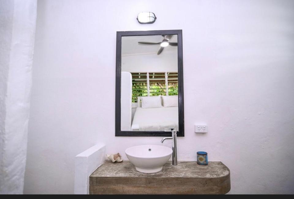 Banana Bay Beach Club Bed and Breakfast Eton Εξωτερικό φωτογραφία